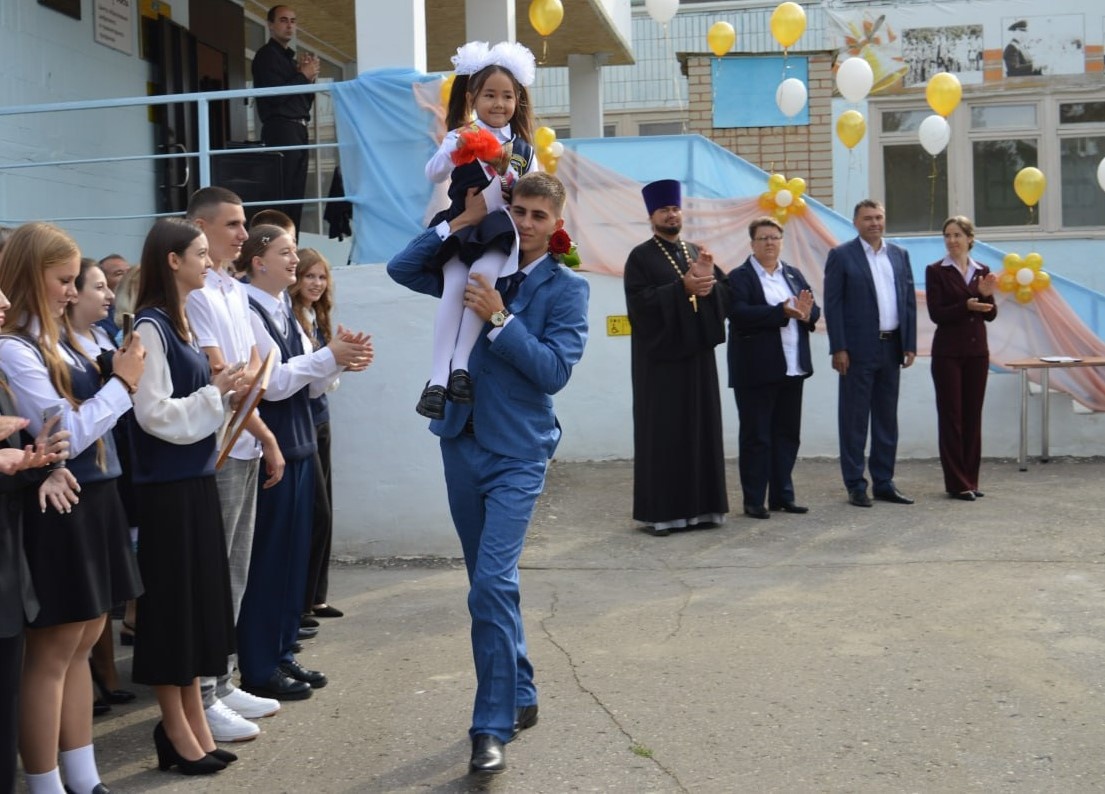 2 сентября в Вязовской школе прошла торжественная линейка, посвященная Дню знаний.