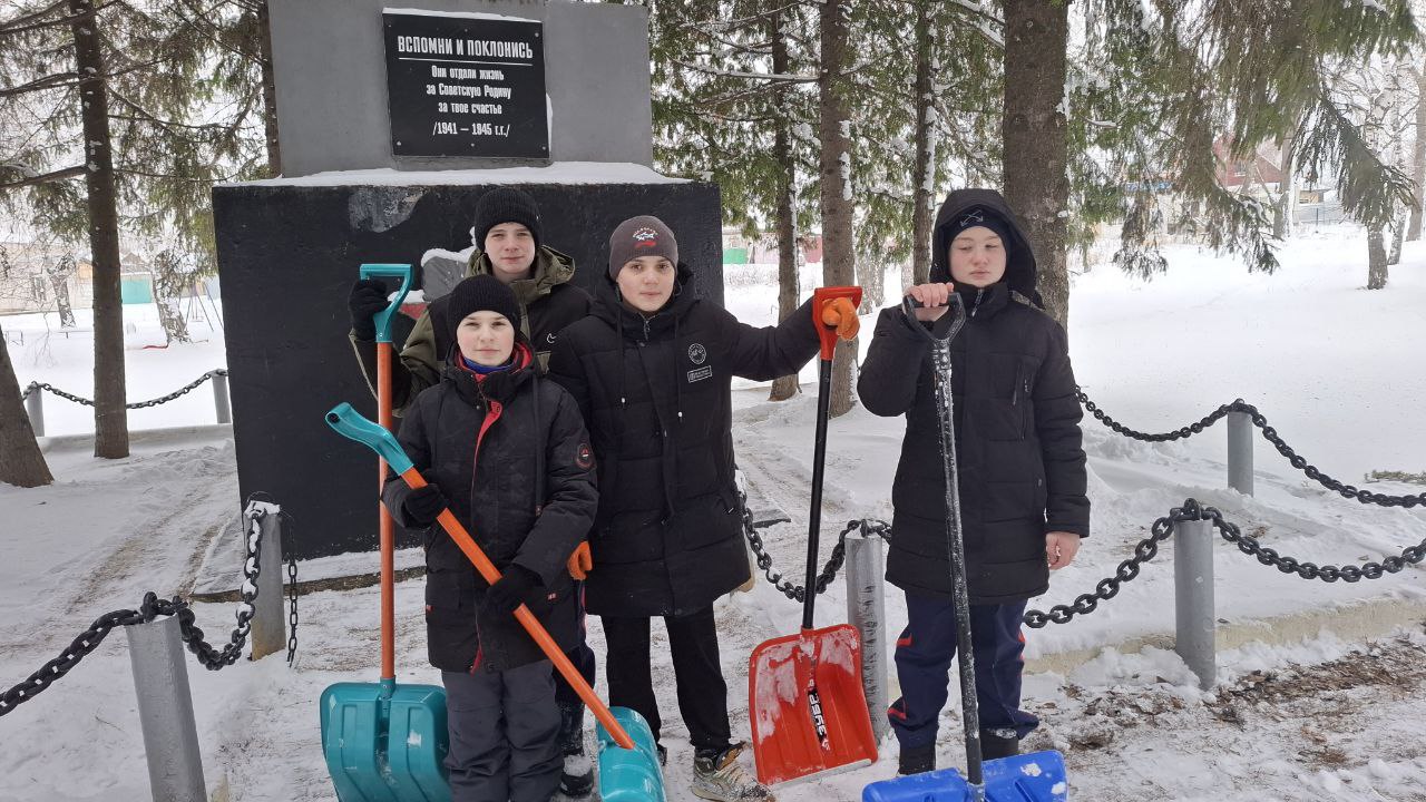 Сегодня школа с.Вязовка встретилась с командой АНО «Донор Волга»   Ребятам представили исторические фильмы о развитии Саратовской службы крови и донорства крови в Поволжье, рассказали интересные факты о деятельности выдающихся Саратовских медиков, занимаю.